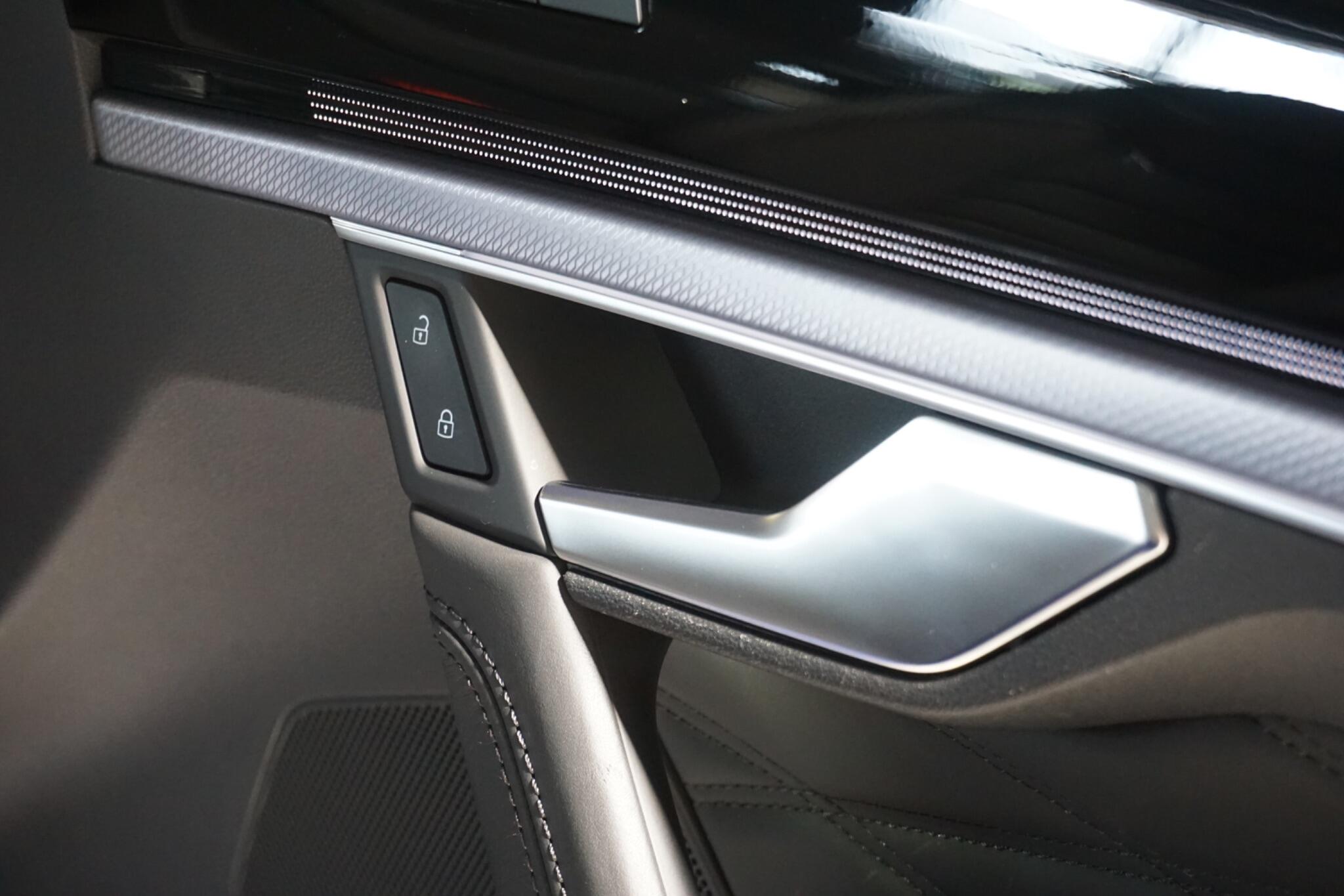 Volkswagen Touareg 3.0 V6 TSI eHybrid 14.3kWh R SUV 5dr Petrol Plug-in Hybrid Tiptronic 4Motion Euro 6 (s/s) (462 ps)